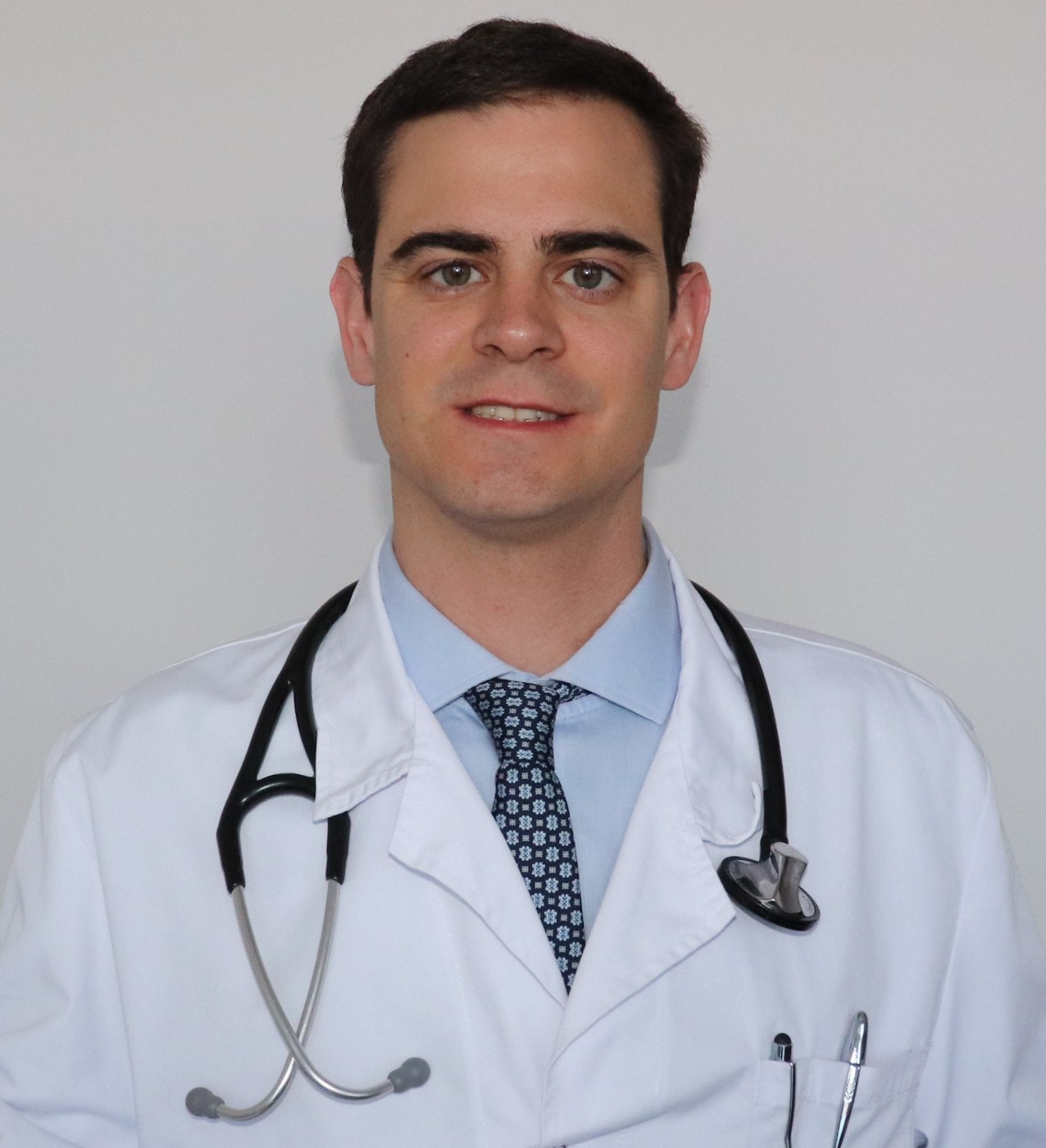 Retrato del Dr. Pleguezuelo con bata